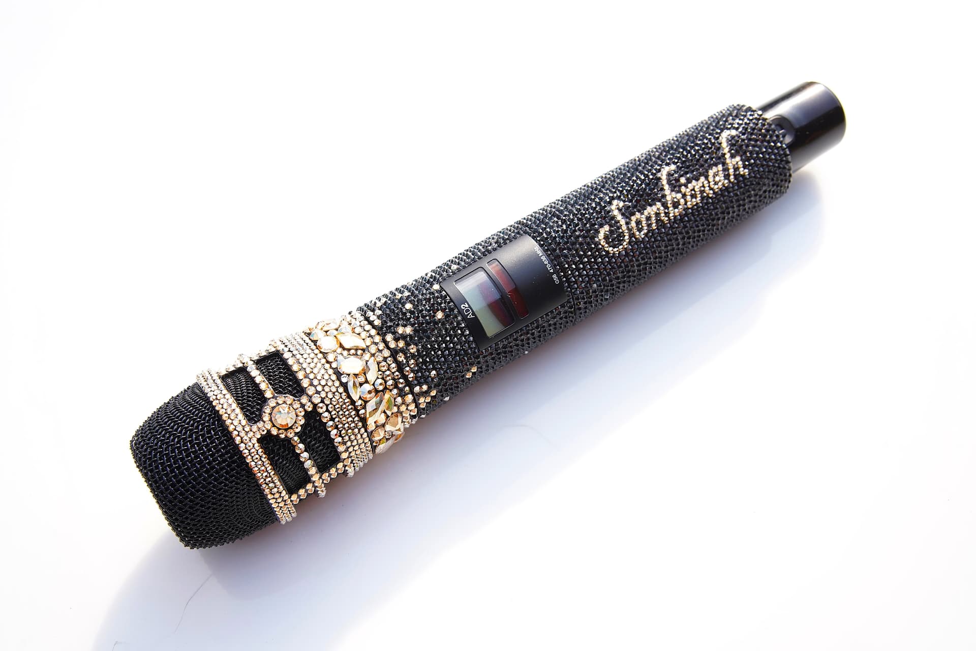 슈어 KSM8: 가수 '손빈아'를 위한 블랙 & 골드의 품격